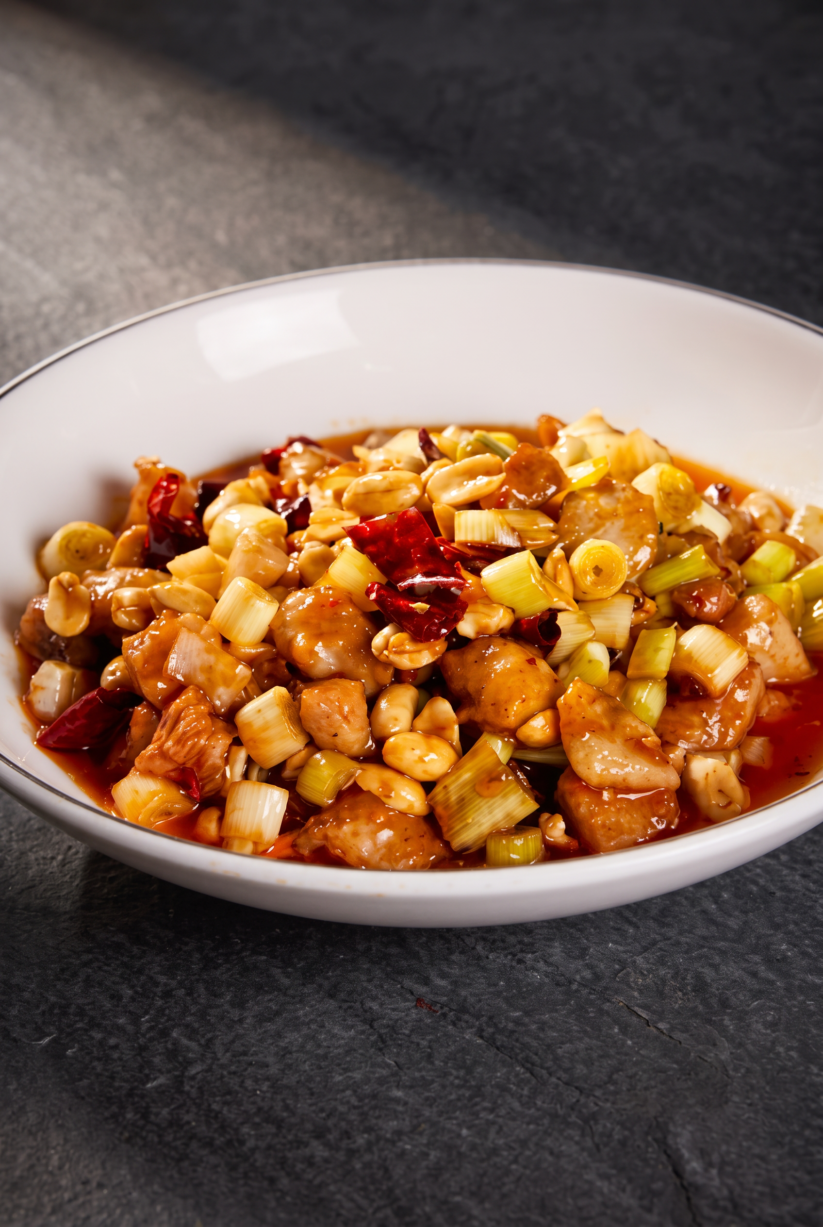 Gong-Bao-Hähnchen mit Erdnüssen, Paprika und getrockneten Chilis