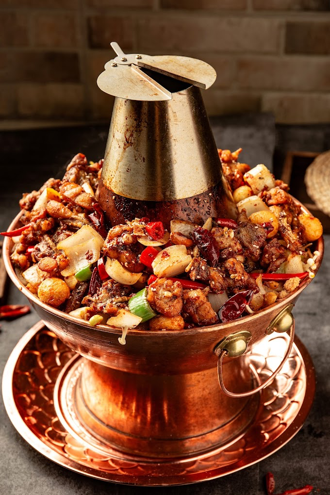 Ochsenfrosch im Kupfertopf mit Kartoffeln, Zwiebeln und getrockneten Chilis