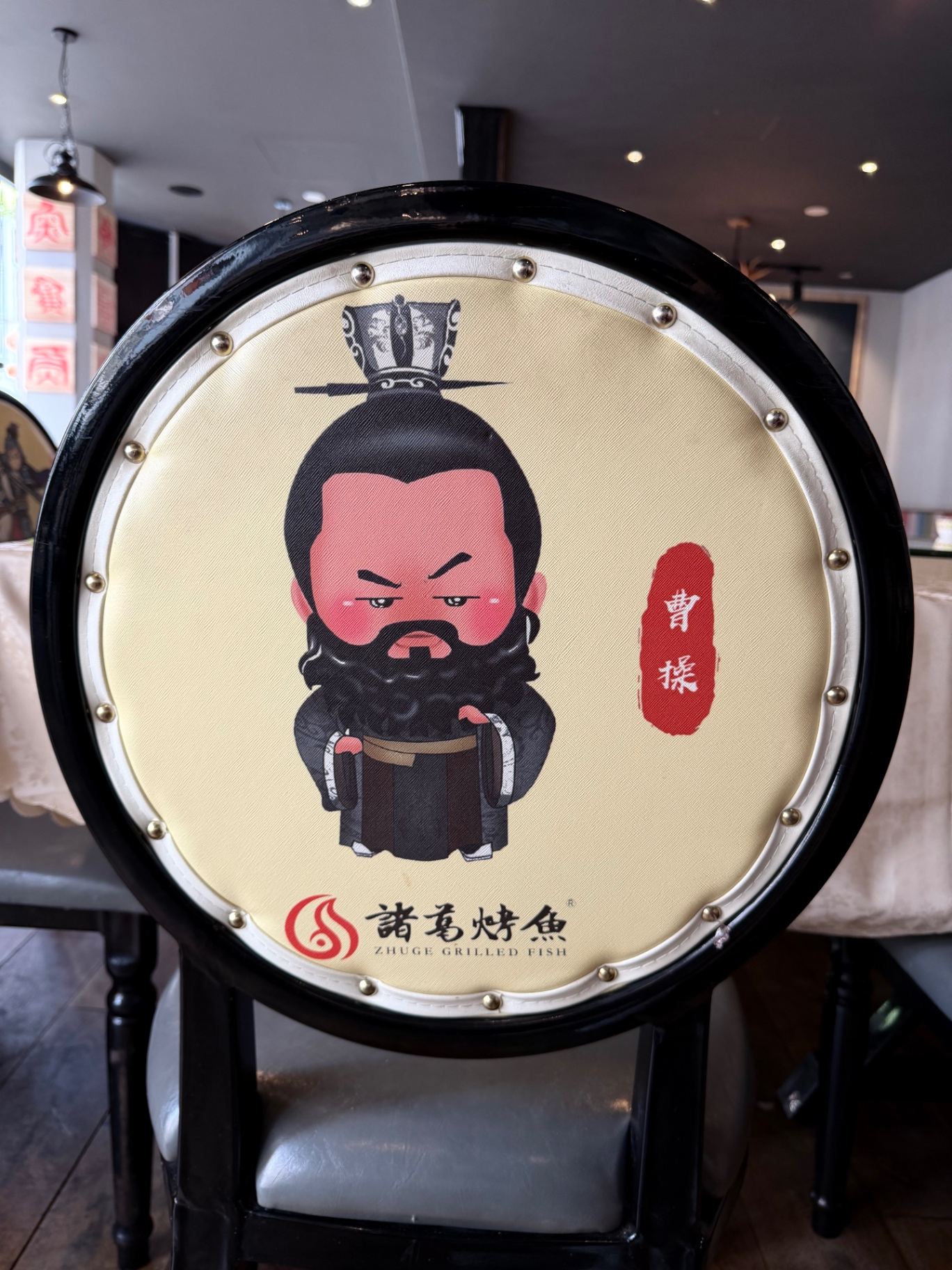 Maskottchen-Stuhllehne mit Feldherr Cao Cao (曹操)